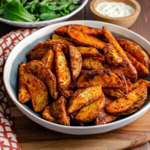 Potato wedges with sour cream